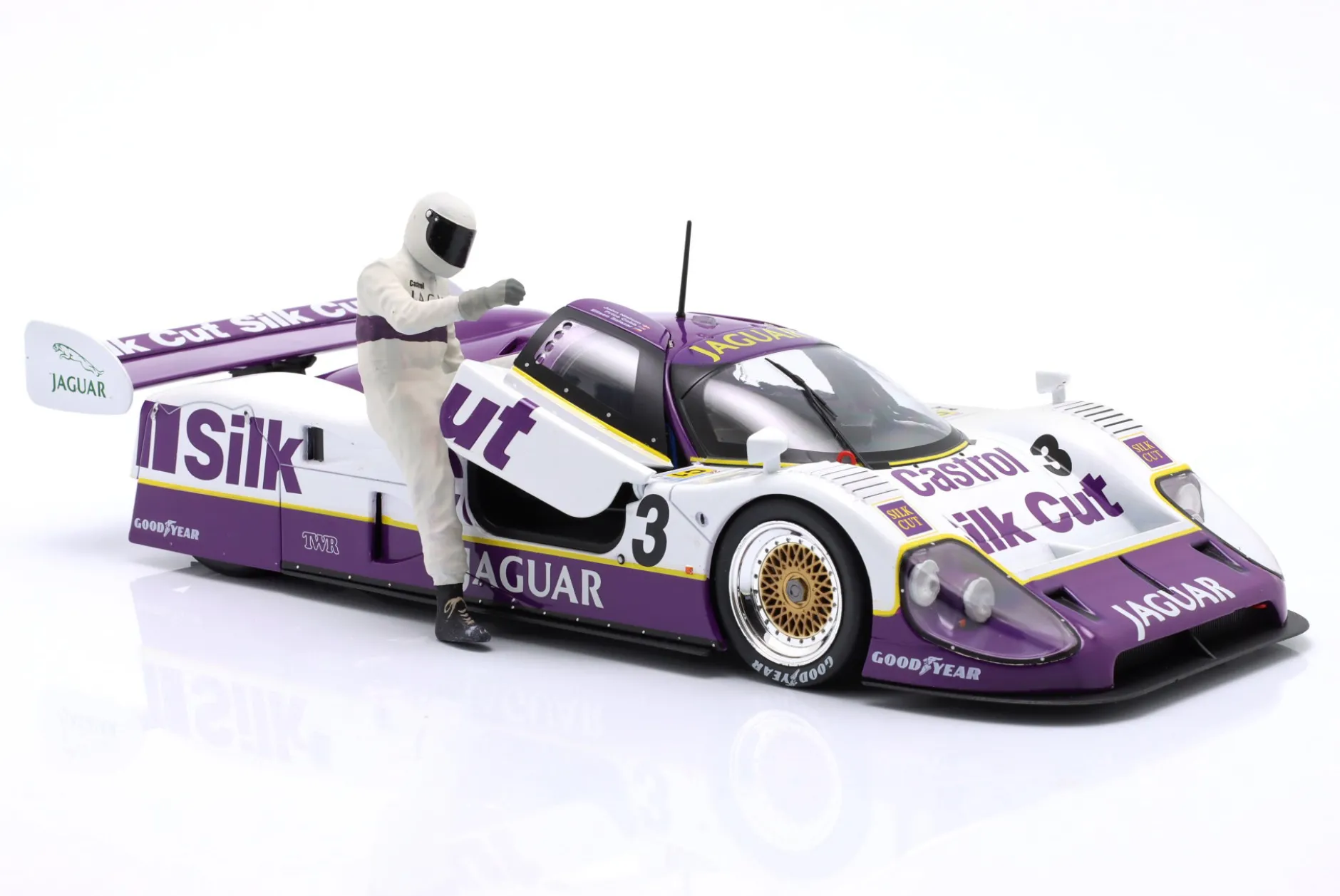 Jaguar XJR-12 #3 Sieger 24h LeMans 1990 mit Fahrerfigur 1:18 CMR