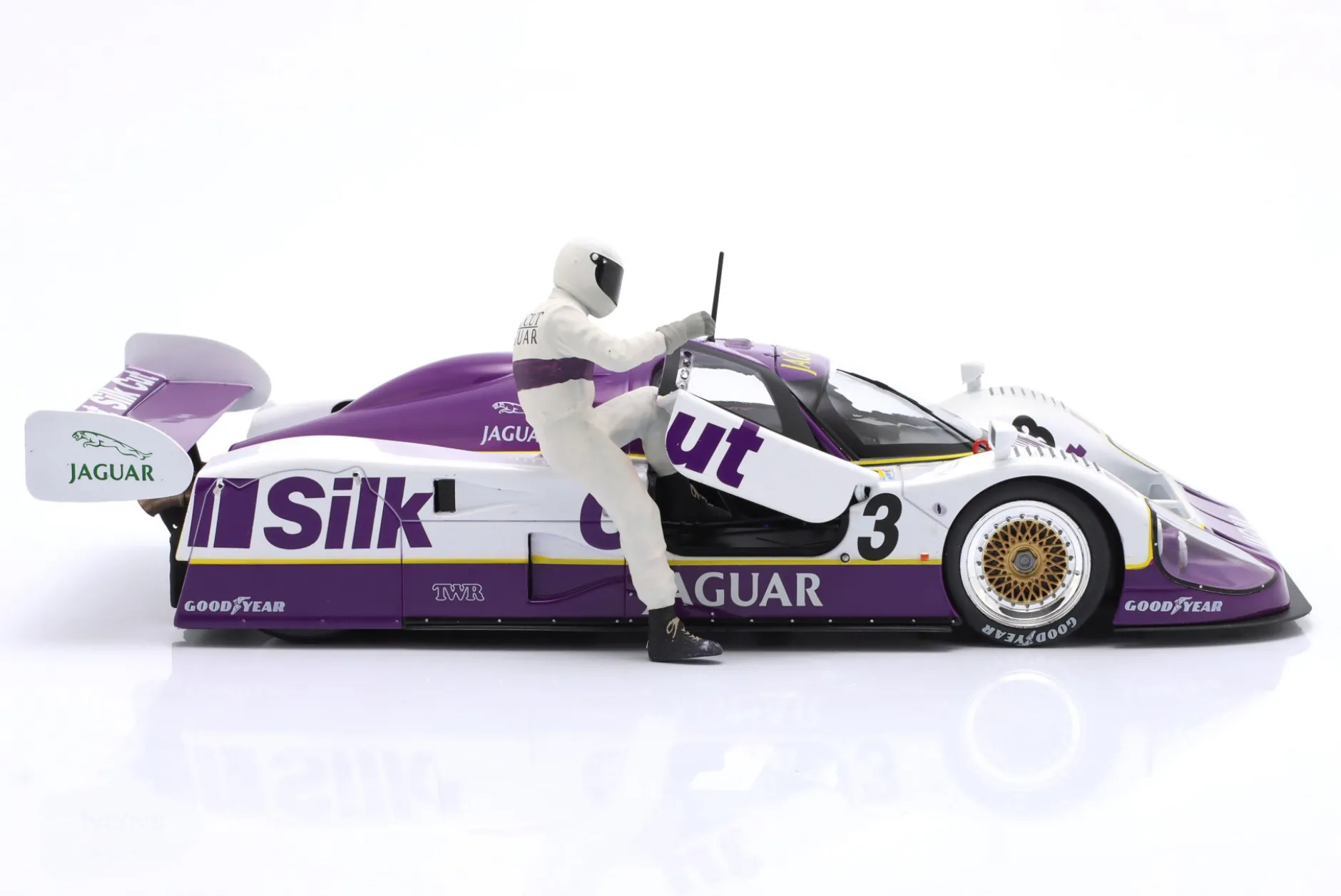 Jaguar XJR-12 #3 Sieger 24h LeMans 1990 mit Fahrerfigur 1:18 CMR