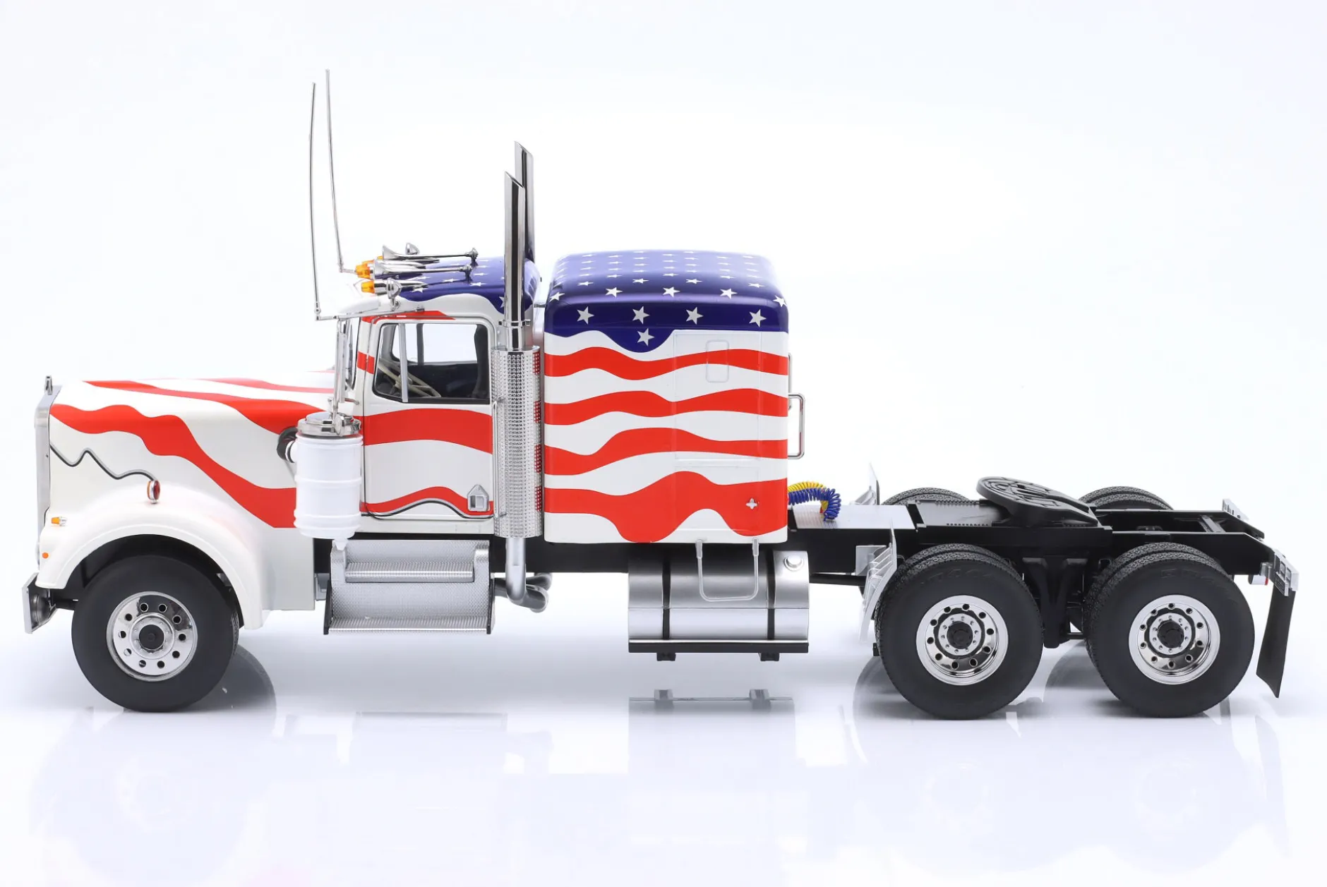 Kenworth W900 Sattelzugmaschine weiß / blau / rot 1:18 Road Kings