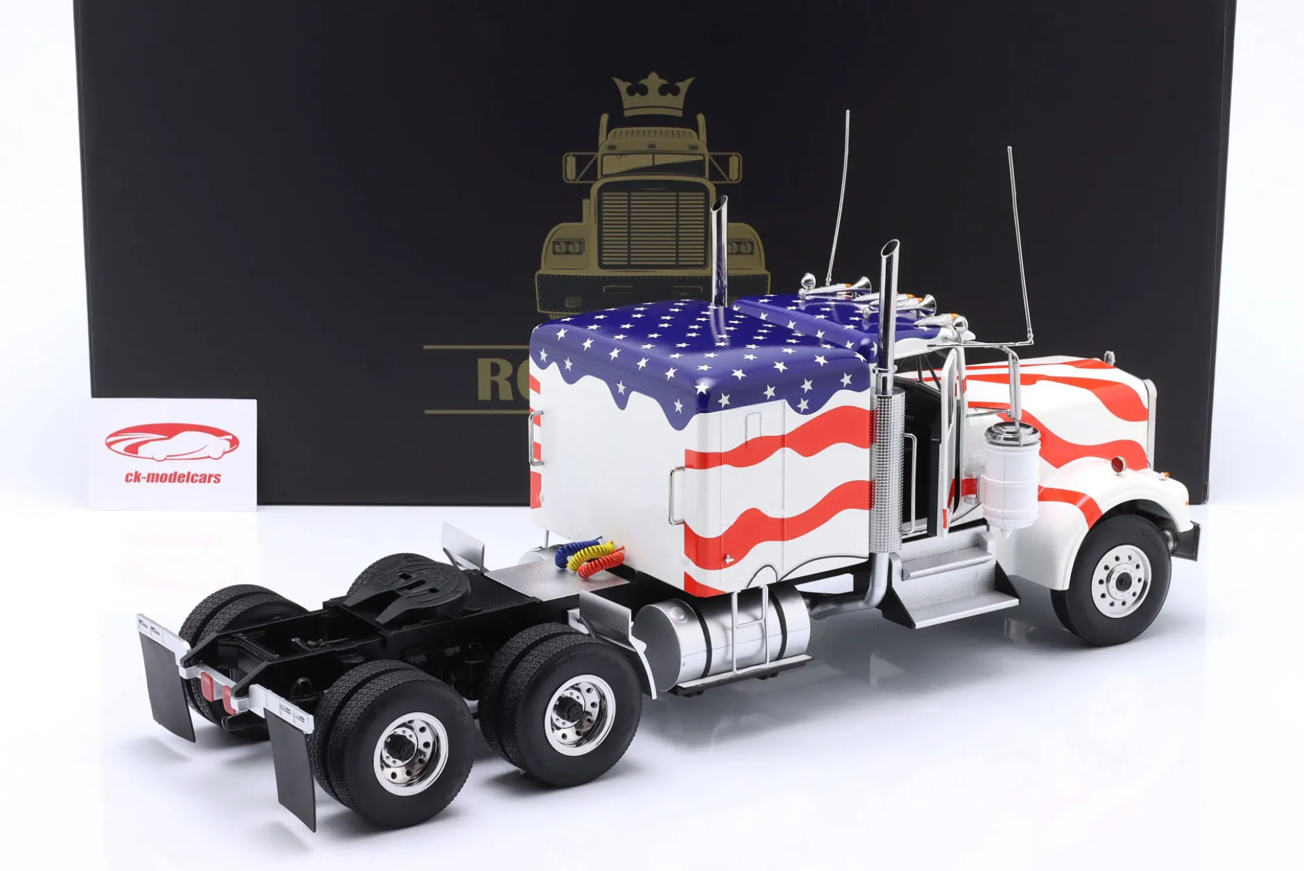Kenworth W900 Sattelzugmaschine weiß / blau / rot 1:18 Road Kings
