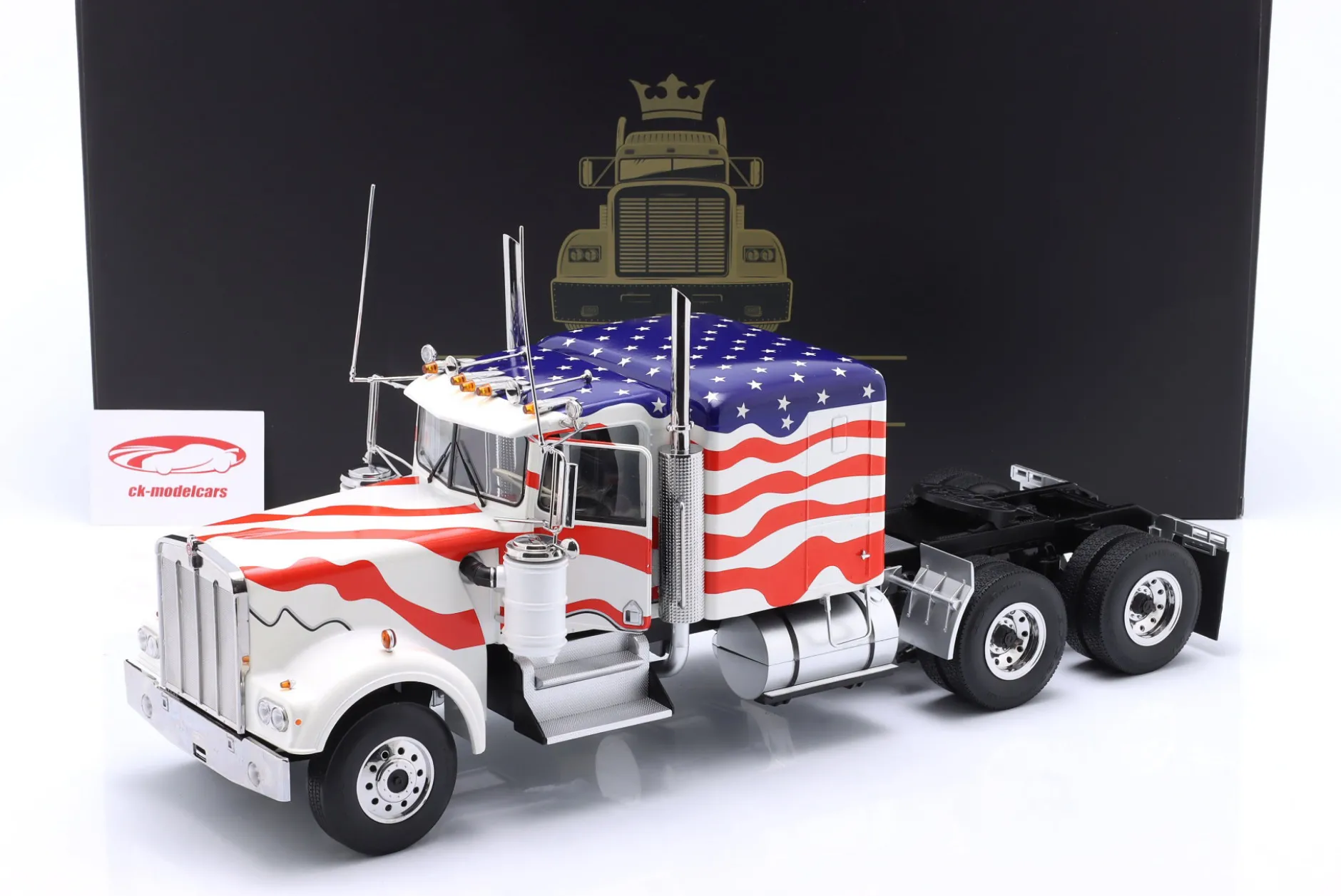 Kenworth W900 Sattelzugmaschine weiß / blau / rot 1:18 Road Kings