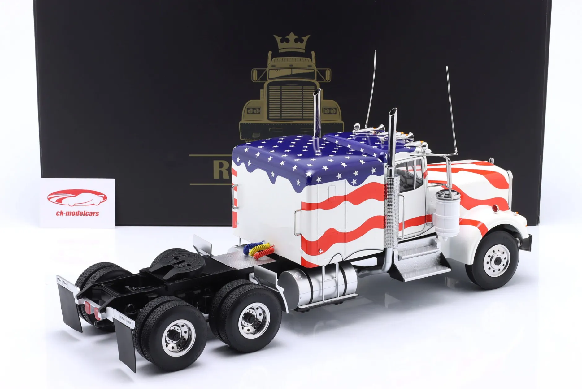 Kenworth W900 Sattelzugmaschine weiß / blau / rot 1:18 Road Kings