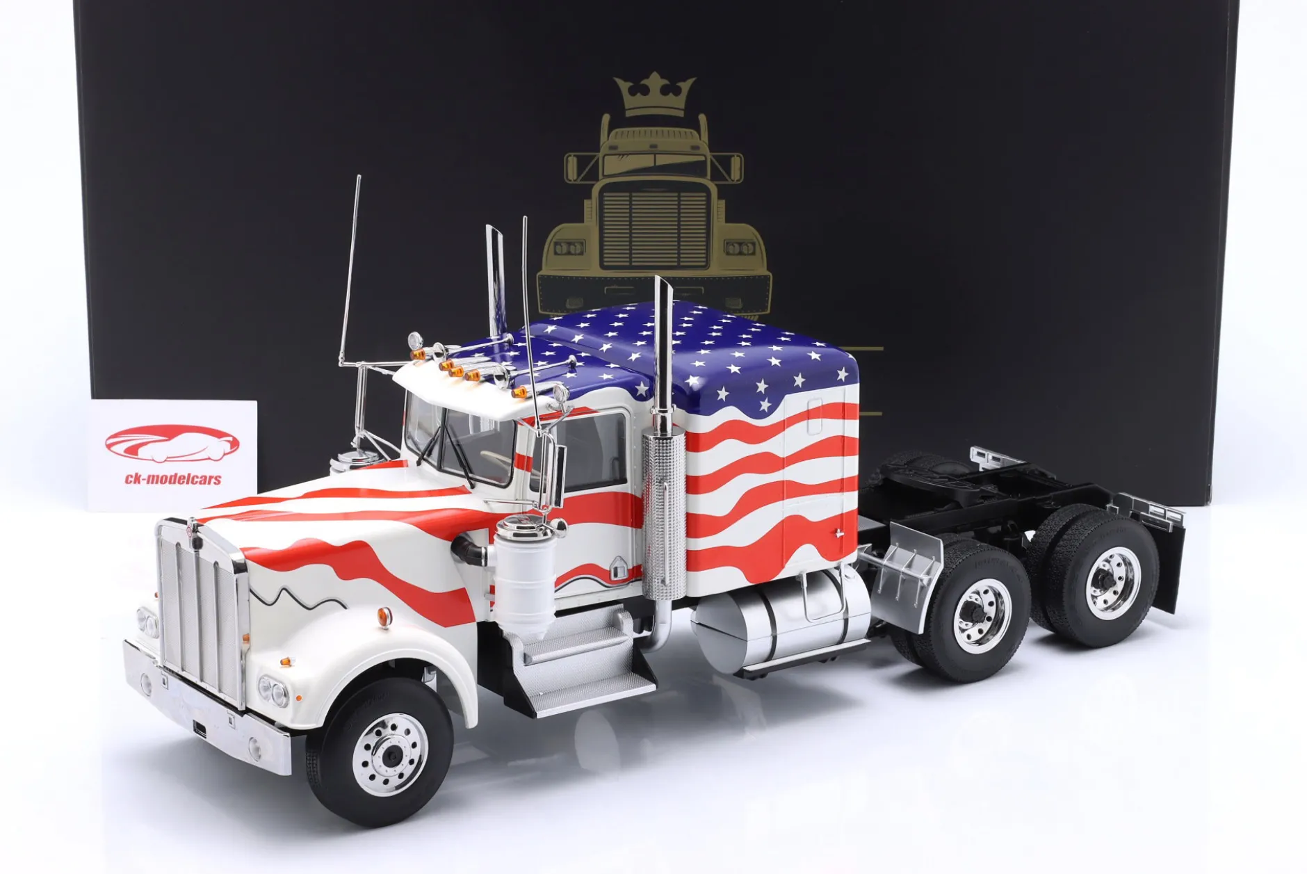 Kenworth W900 Sattelzugmaschine weiß / blau / rot 1:18 Road Kings