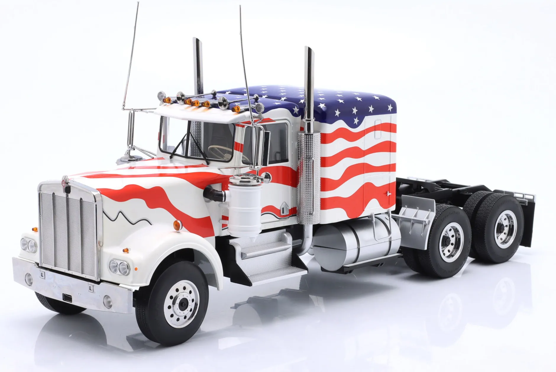 Kenworth W900 Sattelzugmaschine weiß / blau / rot 1:18 Road Kings
