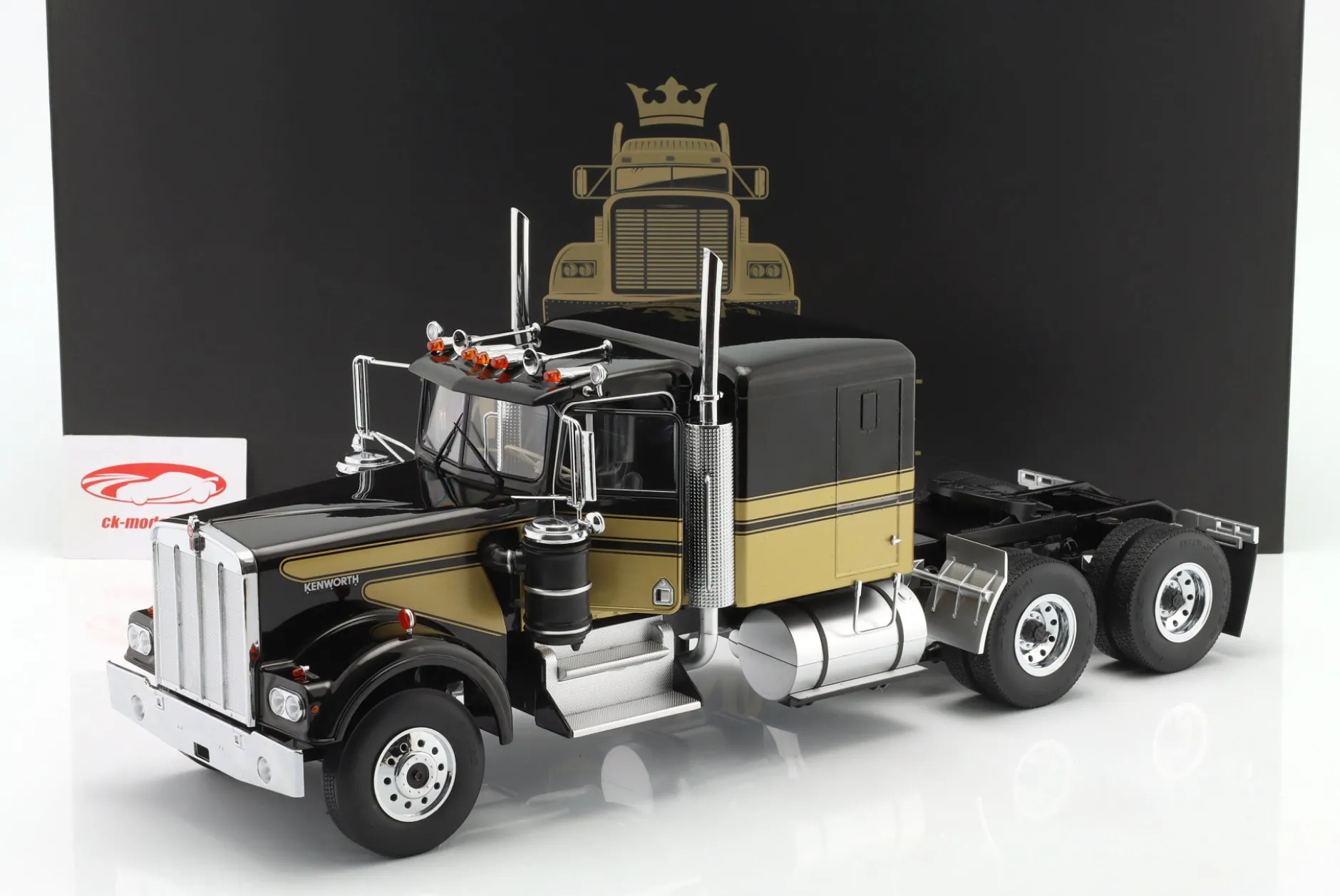 Kenworth W900 Sattelzugmaschine schwarz / gold 1:18 Road Kings