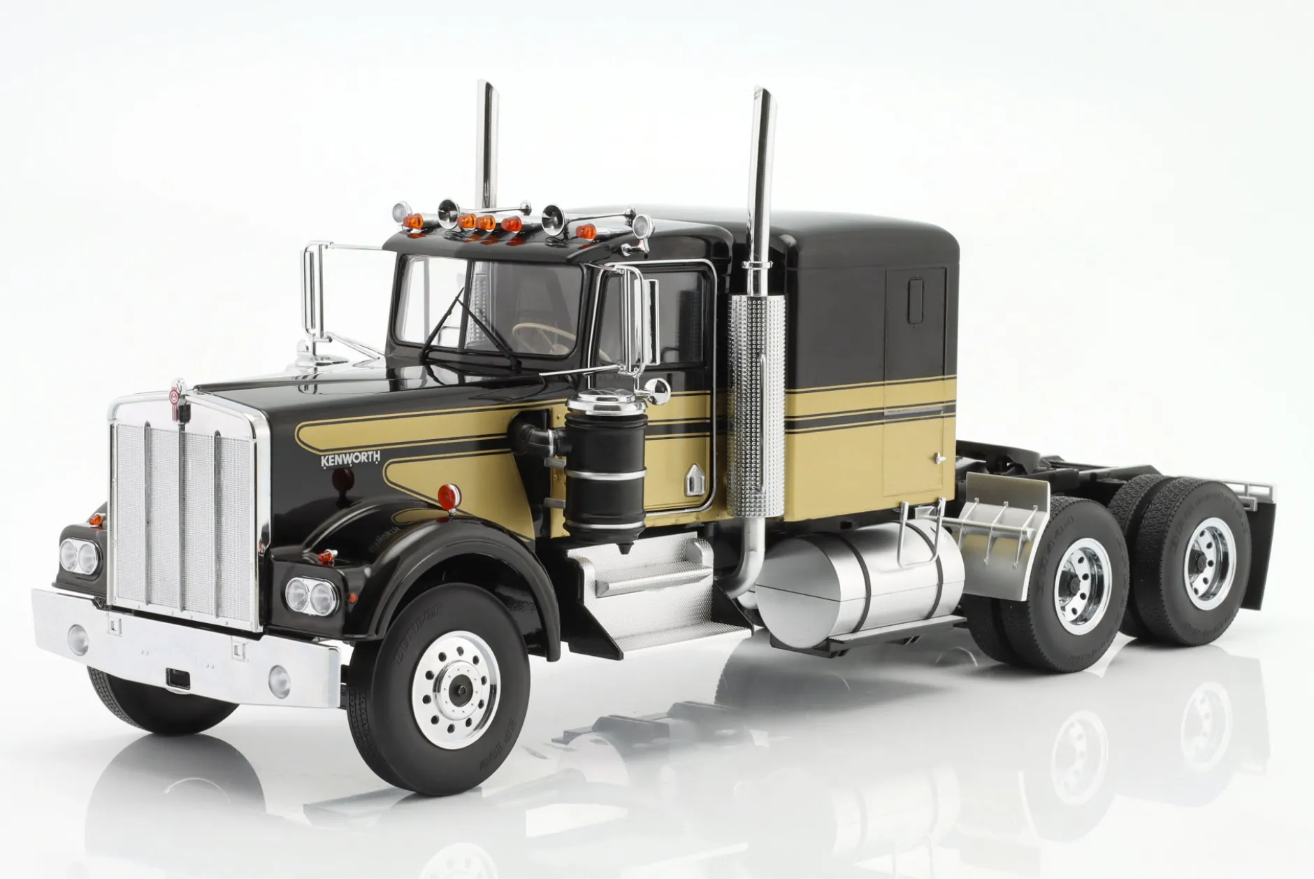 Kenworth W900 Sattelzugmaschine schwarz / gold 1:18 Road Kings