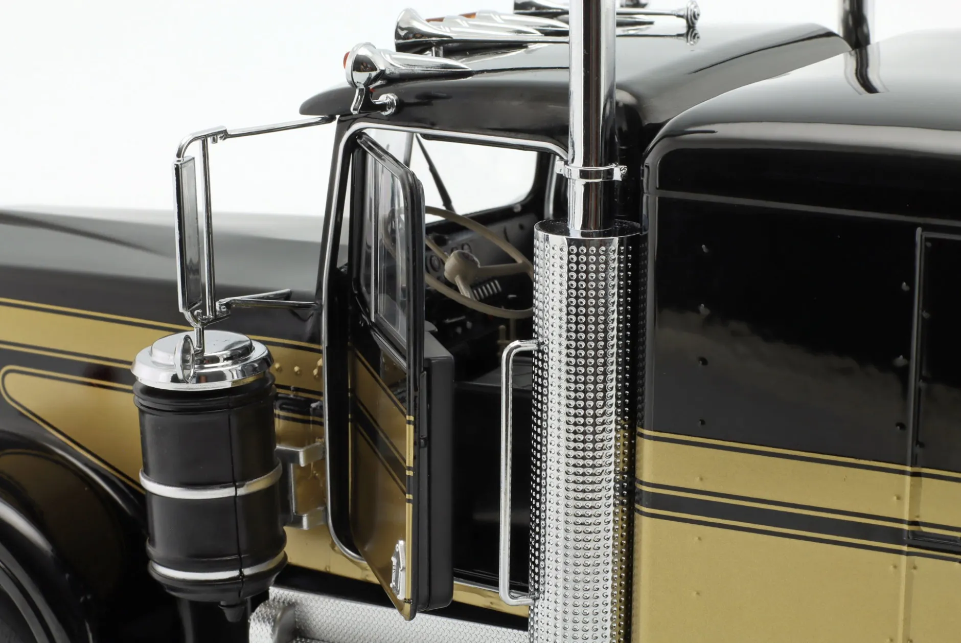 Kenworth W900 Sattelzugmaschine schwarz / gold 1:18 Road Kings