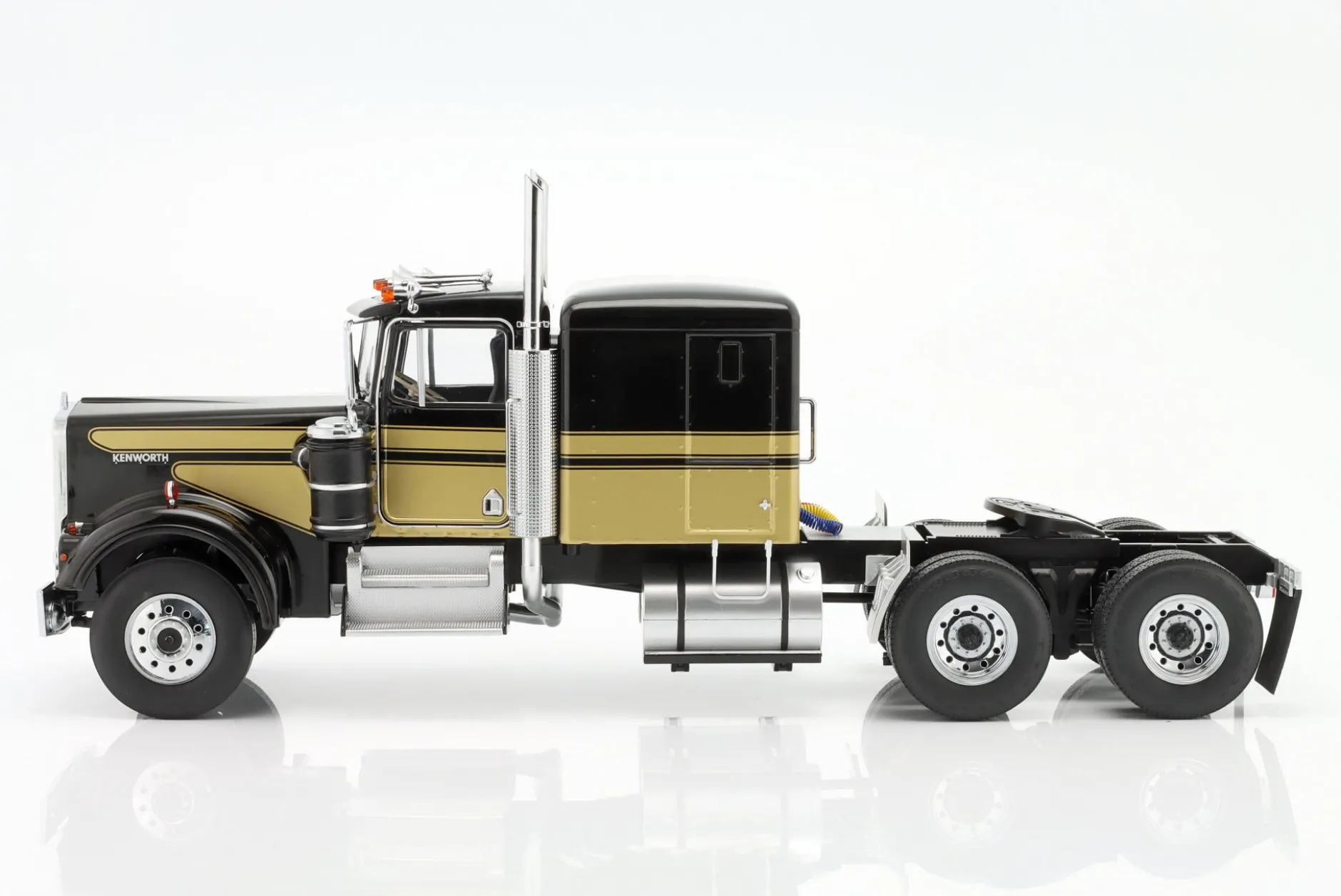 Kenworth W900 Sattelzugmaschine schwarz / gold 1:18 Road Kings