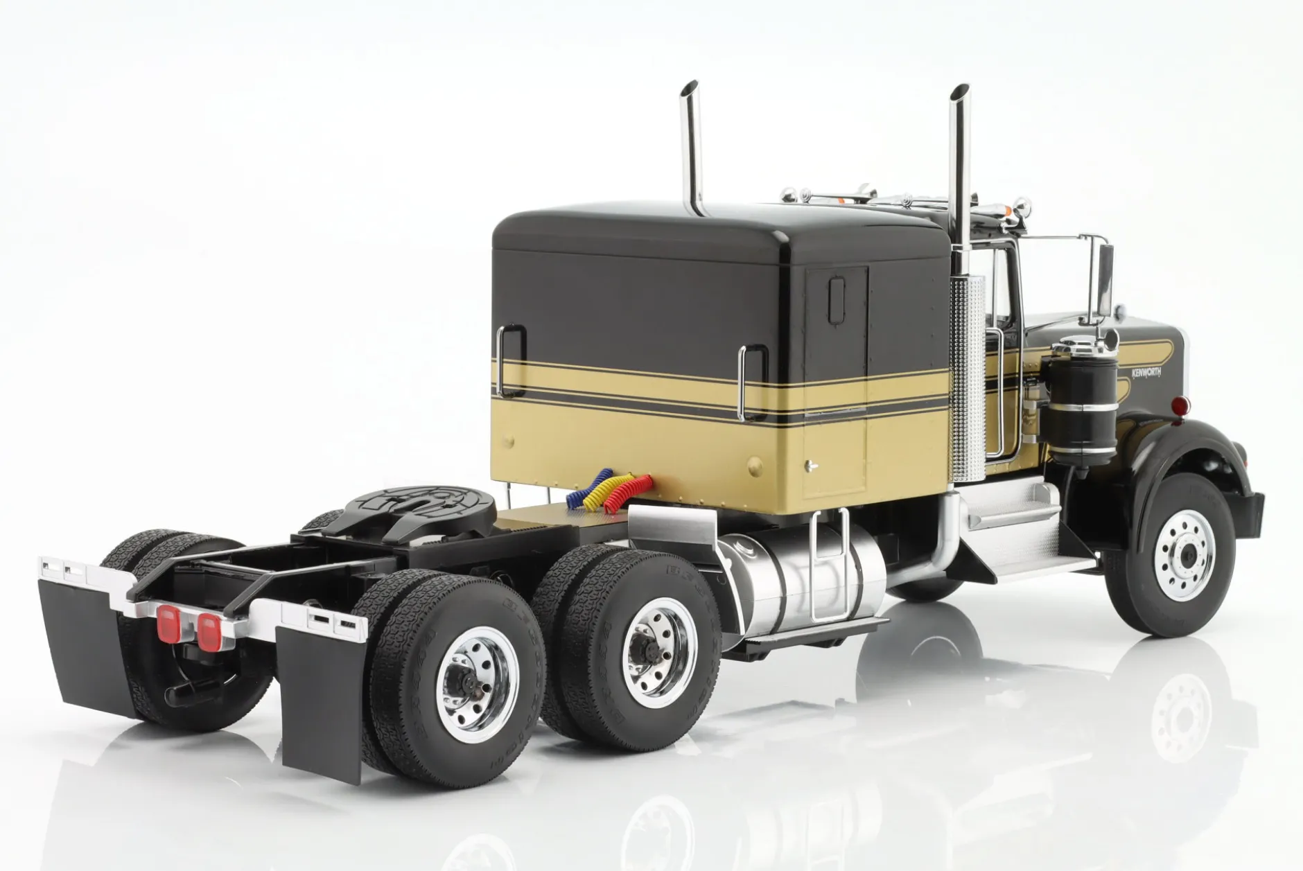Kenworth W900 Sattelzugmaschine schwarz / gold 1:18 Road Kings