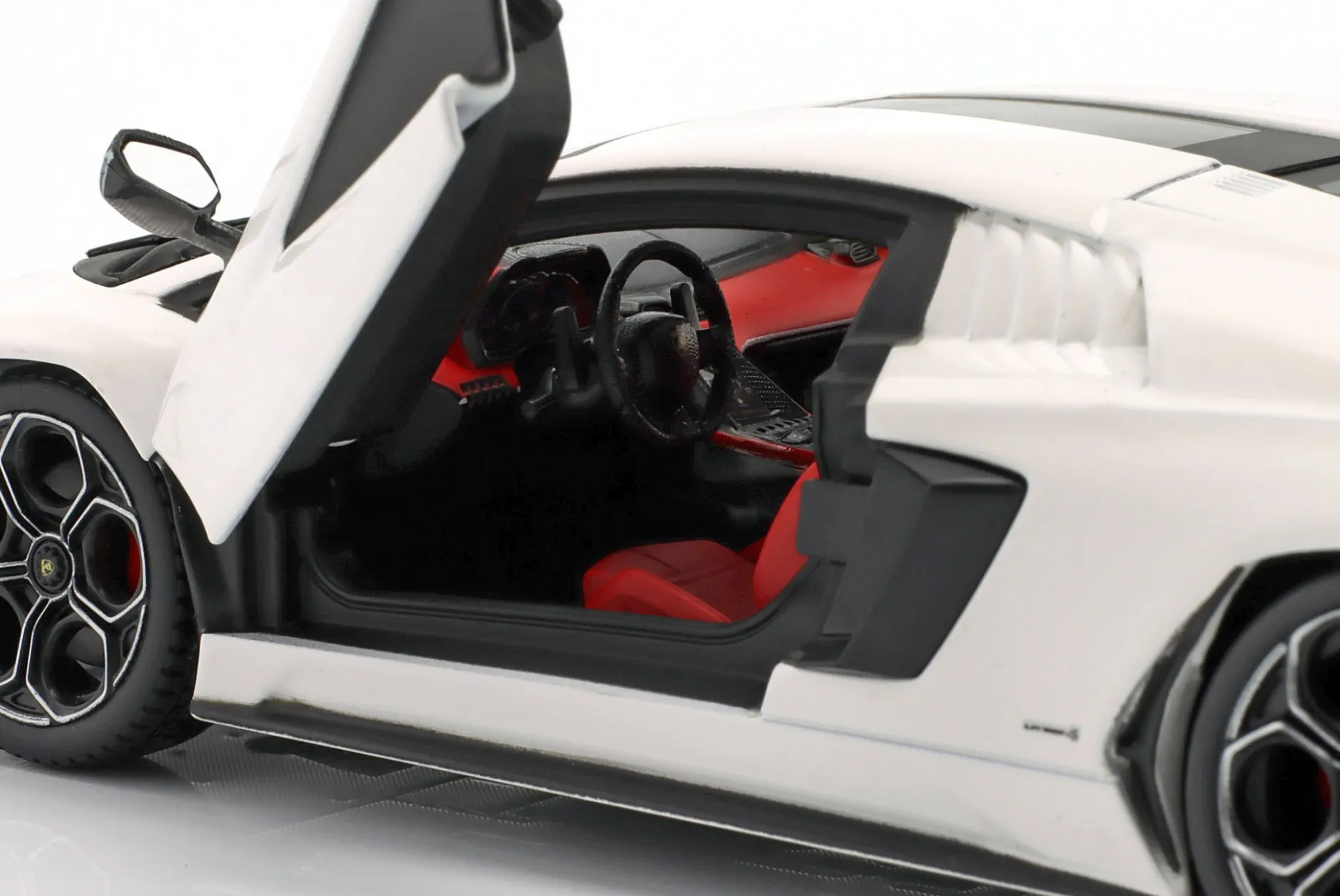 Lamborghini Countach LPI 800-4 Baujahr 2022 weiß 1:24 Bburago