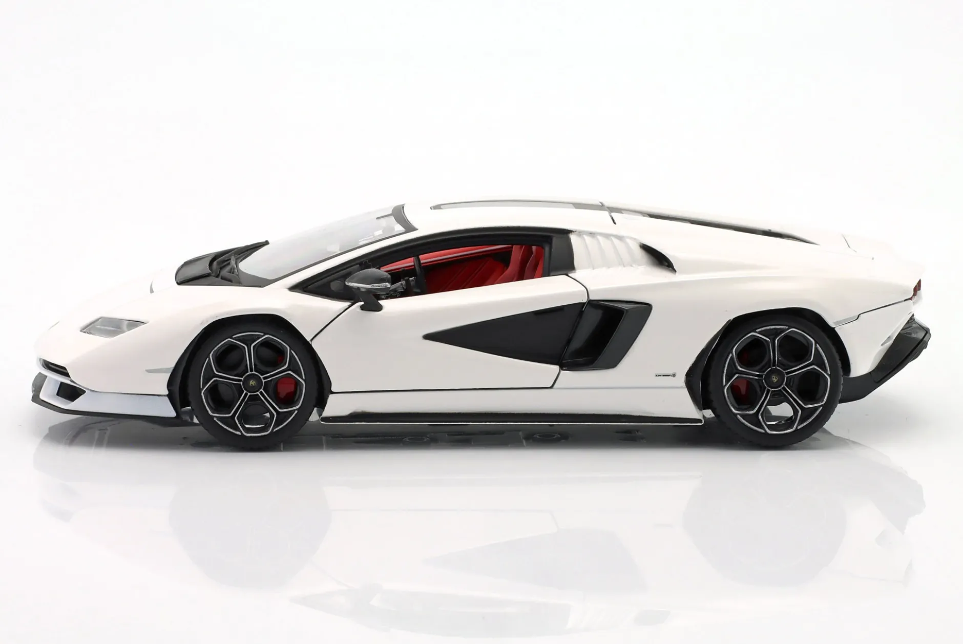 Lamborghini Countach LPI 800-4 Baujahr 2022 weiß 1:24 Bburago