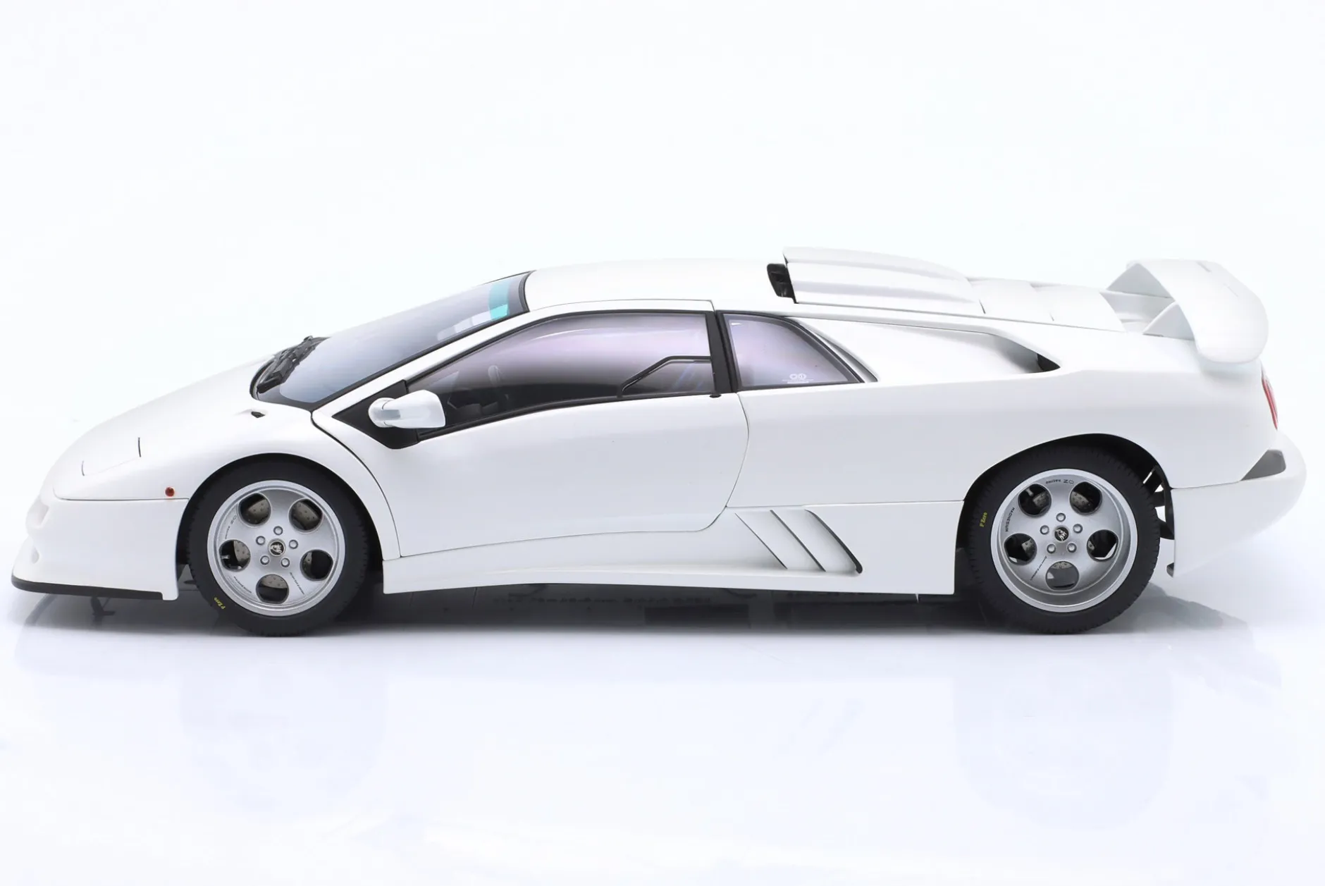Lamborghini Diablo SE30 Jota Baujahr 1995 impact weiß 1:18 AUTOart