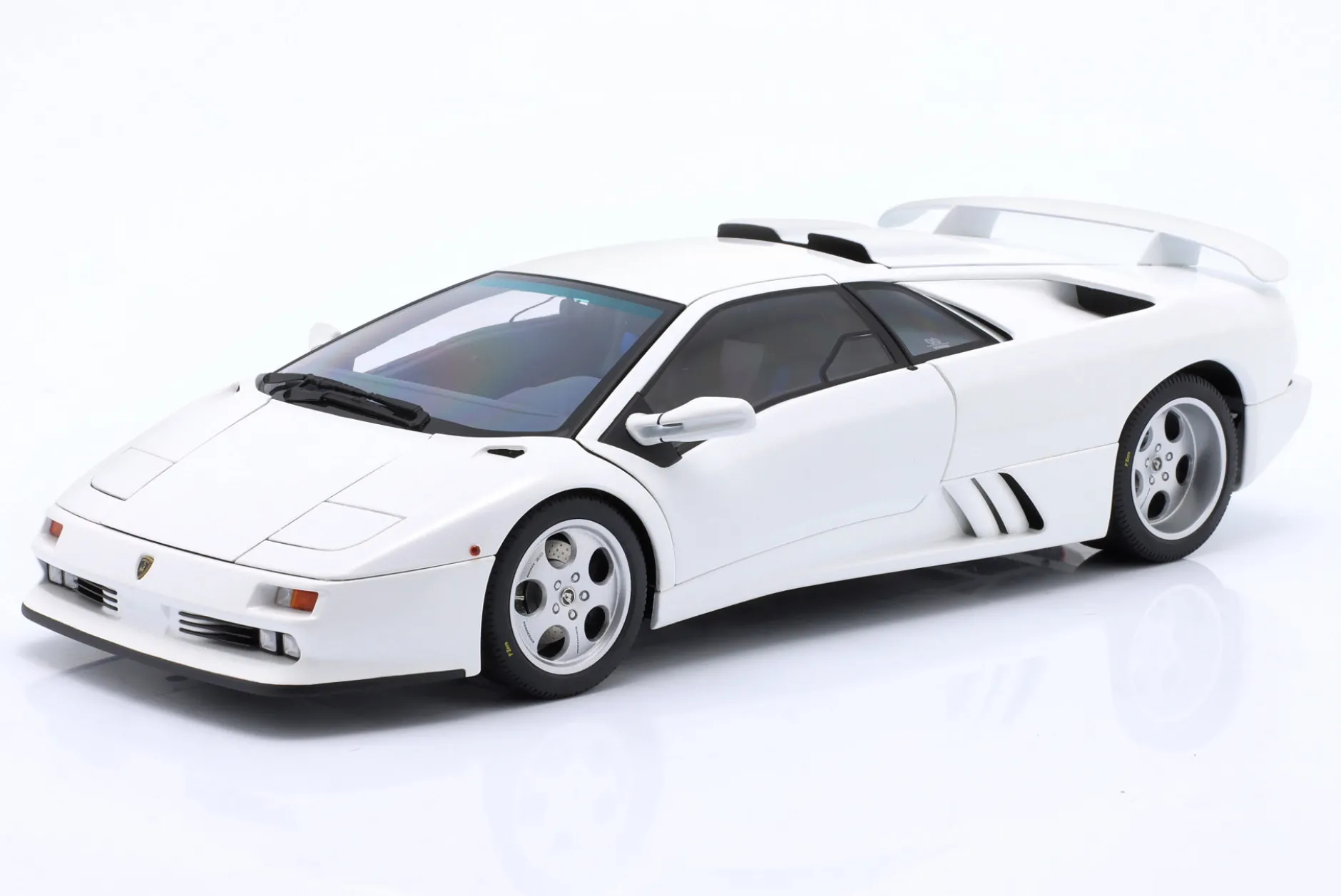 Lamborghini Diablo SE30 Jota Baujahr 1995 impact weiß 1:18 AUTOart