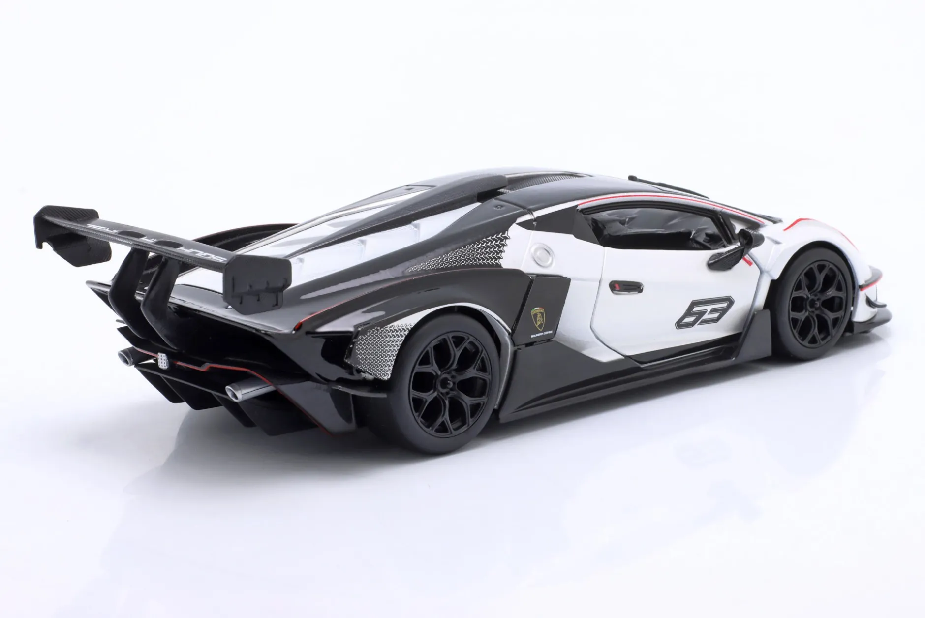 Lamborghini Essenza SCV12 Baujahr 2021 weiß metallic / schwarz 1:24 Bburago