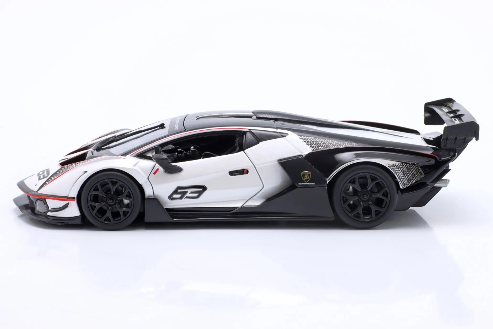 Lamborghini Essenza SCV12 Baujahr 2021 weiß metallic / schwarz 1:24 Bburago
