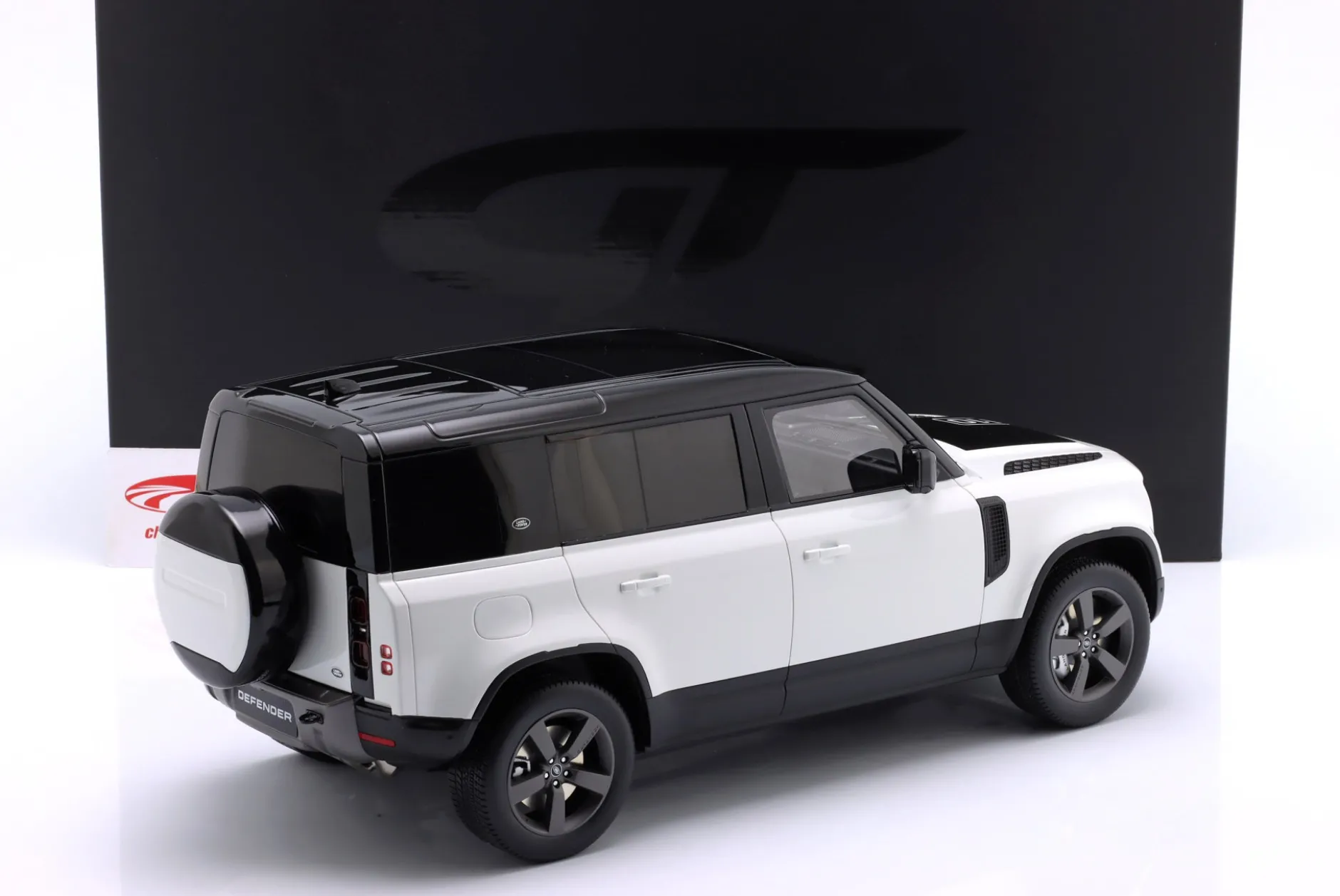 Land Rover Defender 110 P400X Baujahr 2021 weiß 1:12 GT-Spirit