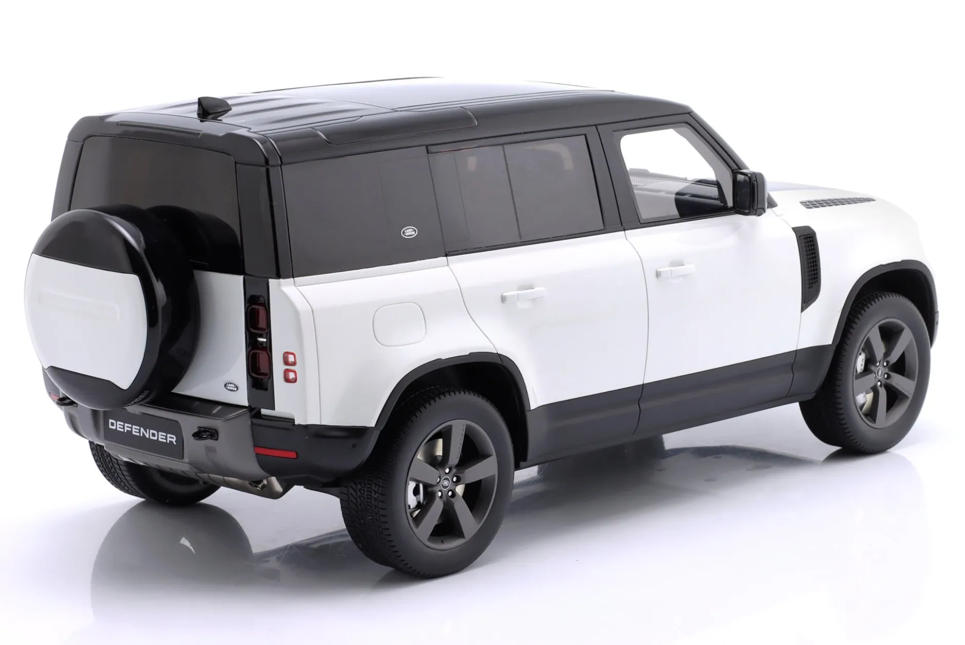 Land Rover Defender 110 P400X Baujahr 2021 weiß 1:12 GT-Spirit