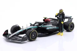 Lewis Hamilton Mercedes-AMG F1 W15 #44 Formel 1 2024 mit Figur 1:24 Bburago