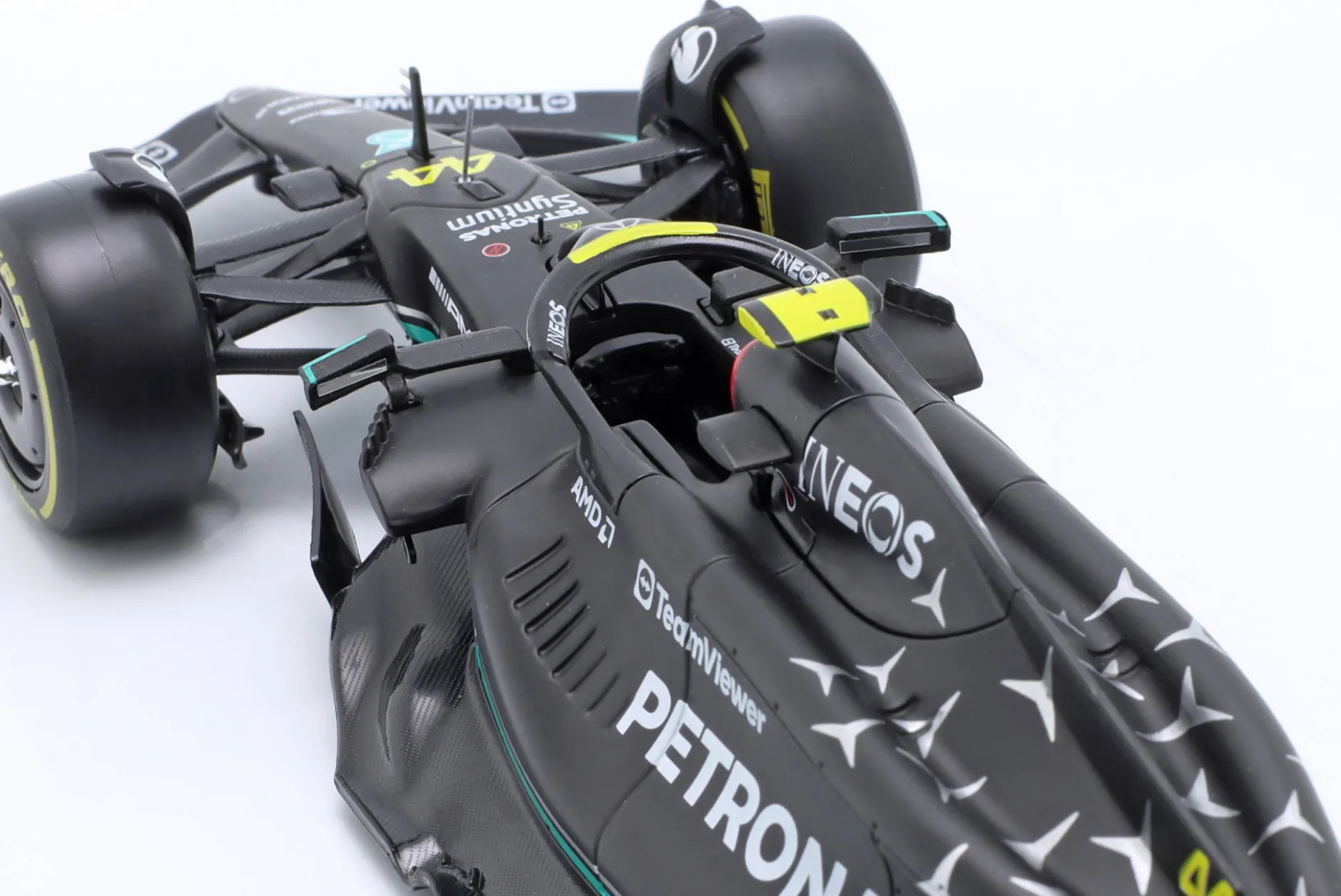 Lewis Hamilton Mercedes-AMG F1 W14 #44 Formel 1 2023 mit Figur 1:24 Bburago