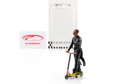 Lewis Hamilton Mercedes-AMG W12 Skate Scooter Figur 2021 Formel 1 1:18 Cartrix