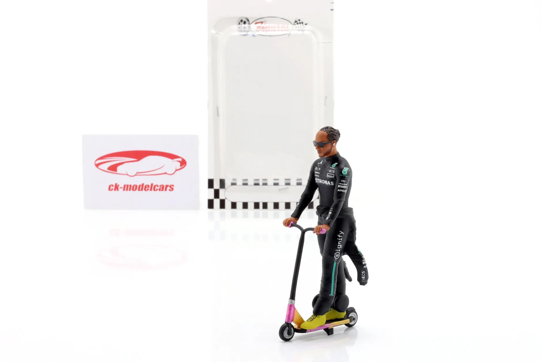 Lewis Hamilton Mercedes-AMG W12 Skate Scooter Figur 2021 Formel 1 1:18 Cartrix