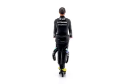 Lewis Hamilton Mercedes-AMG W12 Skate Scooter Figur 2021 Formel 1 1:18 Cartrix
