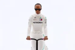 Lewis Hamilton Mercedes W07 Skate Scooter Figur 2016 Formel 1 1:18 Cartrix