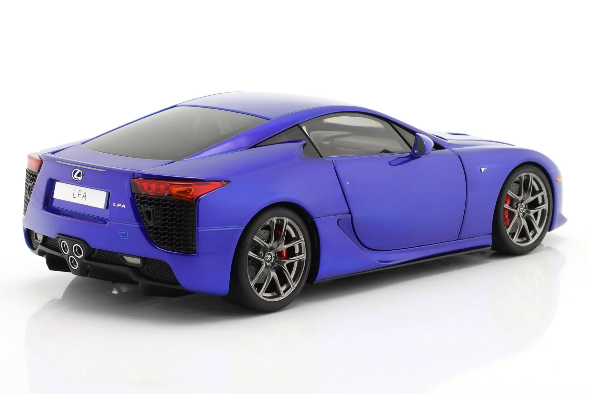 Lexus LFA Baujahr 2010 perlblau 1:18 AUTOart