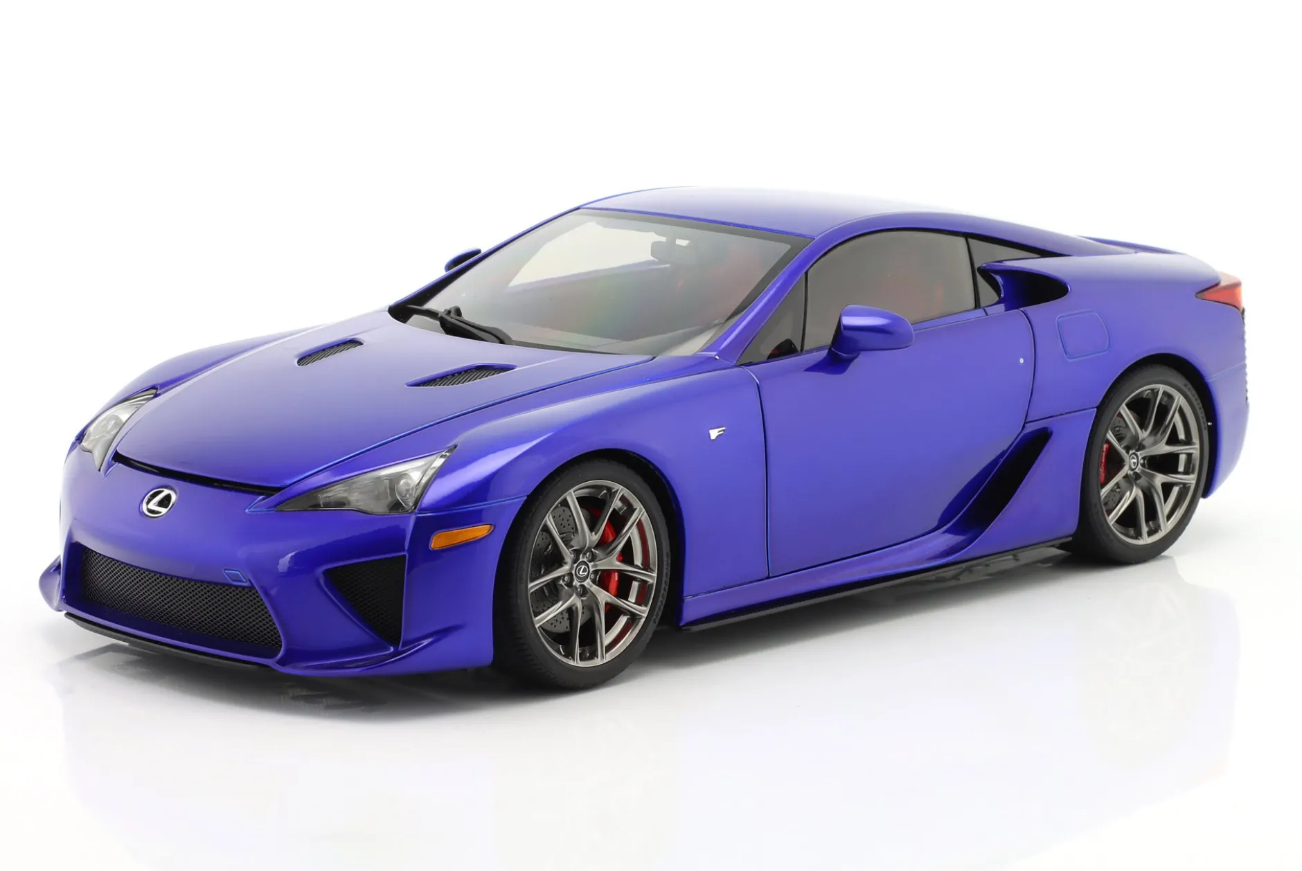 Lexus LFA Baujahr 2010 perlblau 1:18 AUTOart
