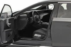 Lexus LS500h Baujahr 2018 schwarz 1:18 AUTOart
