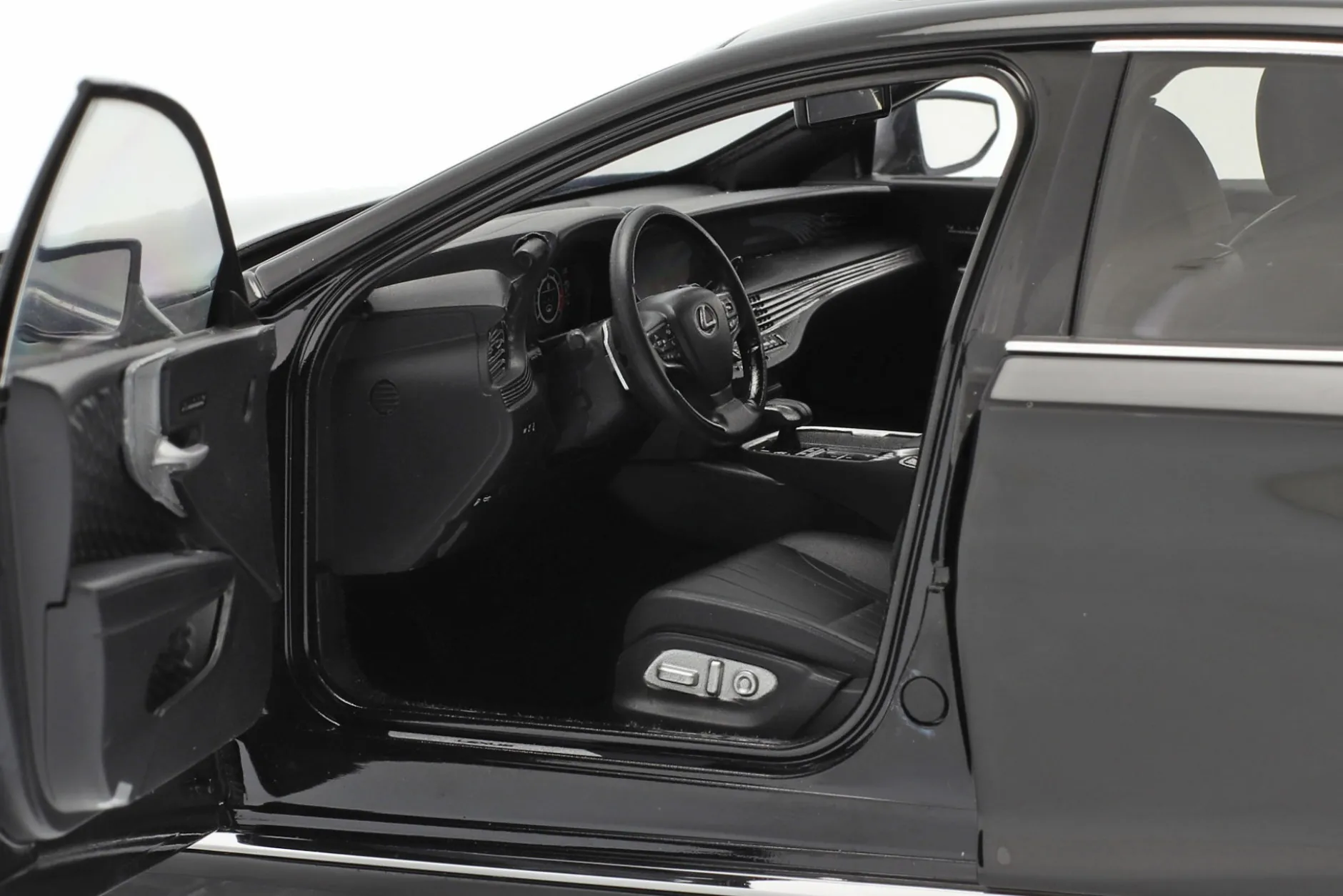 Lexus LS500h Baujahr 2018 schwarz 1:18 AUTOart