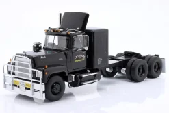 Mack RL 700L Sattelzugmaschine Baujahr 1974 schwarz 1:18 Road Kings