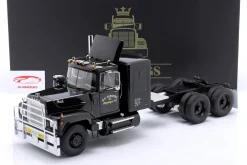 Mack RL 700L Sattelzugmaschine Baujahr 1974 schwarz 1:18 Road Kings