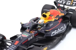 Max Verstappen Red Bull RB18 #1 Sieger Ungarn GP Formel 1 Weltmeister 2022 1:18 Minichamps