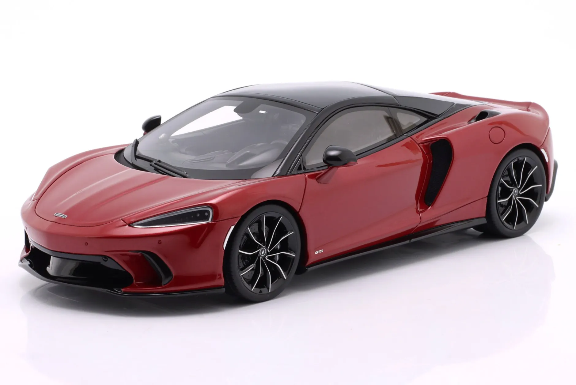 McLaren GTS Baujahr 2023 amaranthrot 1:18 GT-Spirit