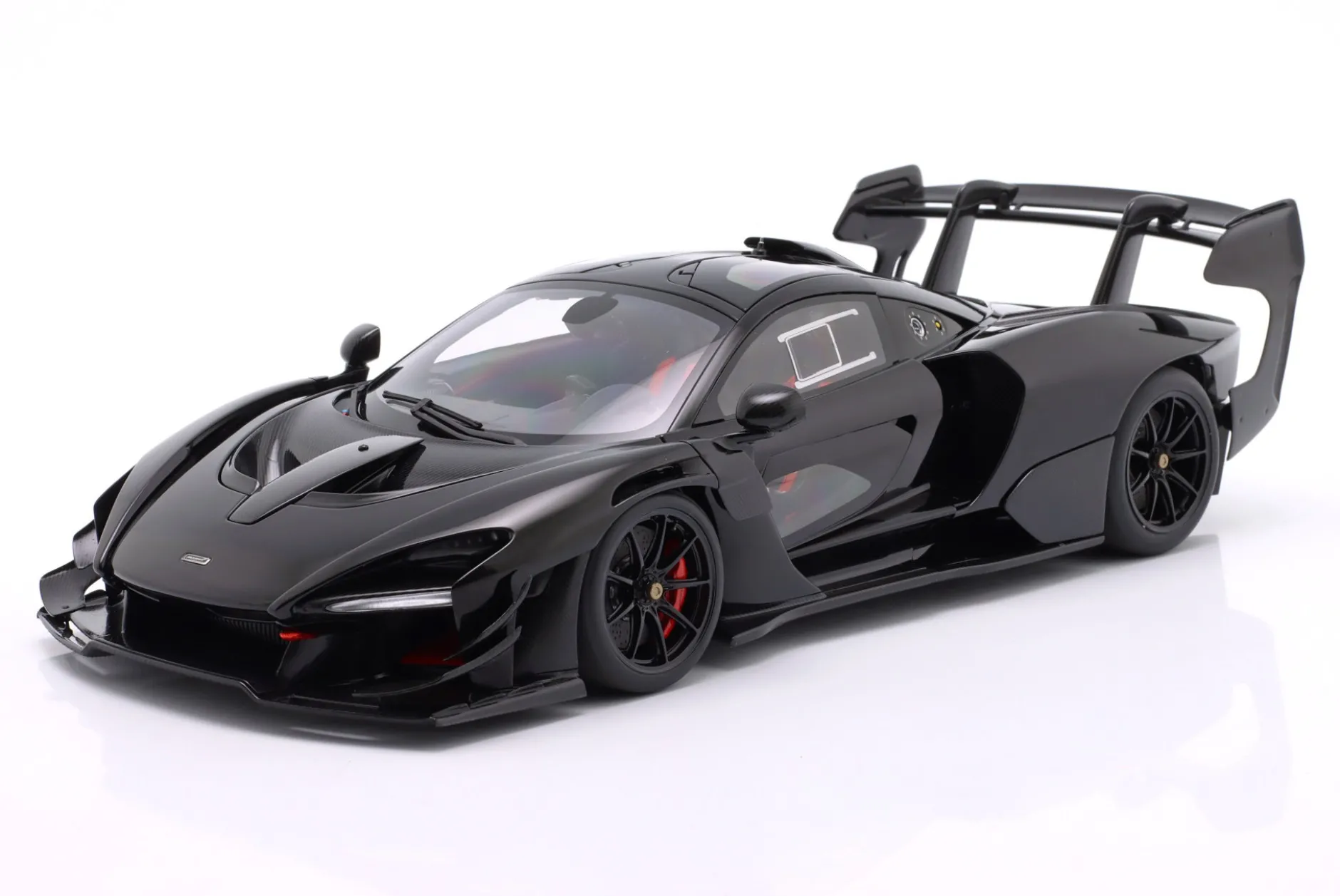 McLaren Senna GTR Baujahr 2019 onyxschwarz 1:18 AUTOart
