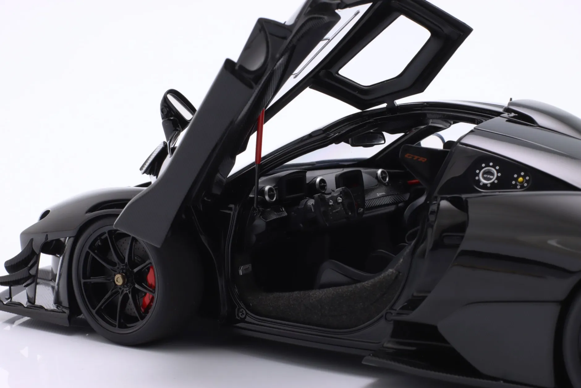 McLaren Senna GTR Baujahr 2019 onyxschwarz 1:18 AUTOart