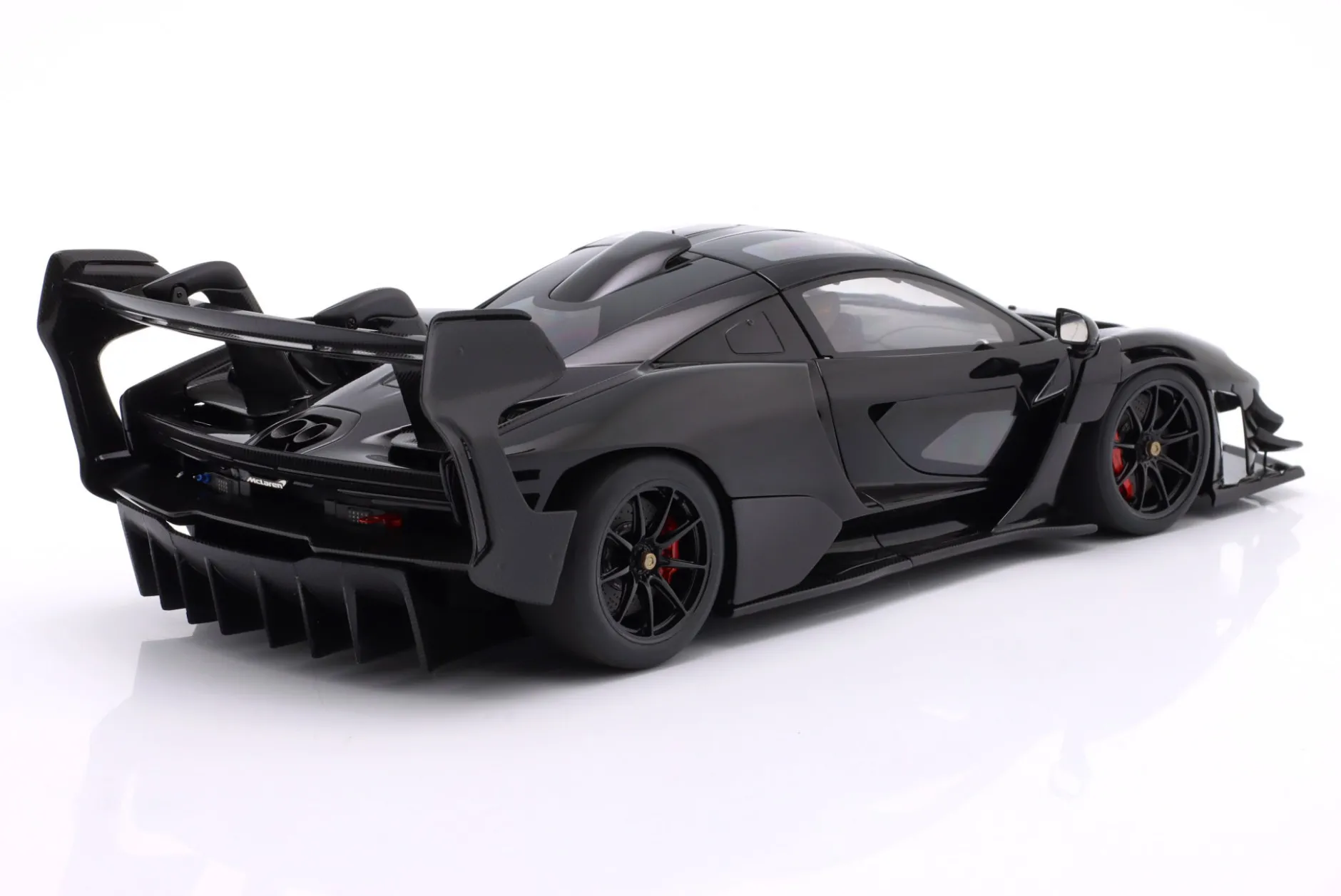 McLaren Senna GTR Baujahr 2019 onyxschwarz 1:18 AUTOart