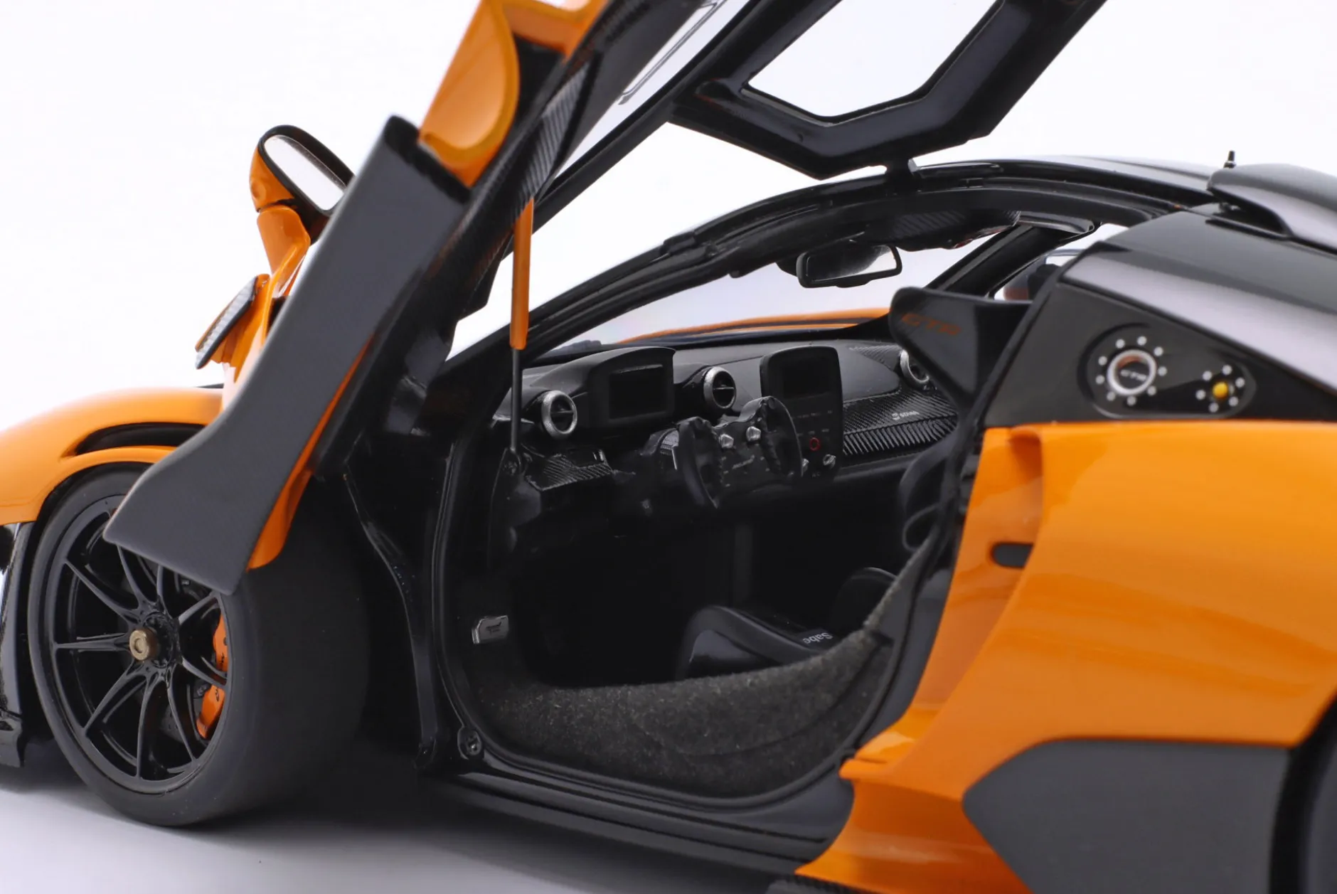 McLaren Senna GTR Baujahr 2019 orange 1:18 AUTOart