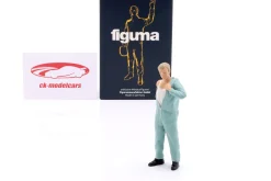 Mechaniker mit blauem Overall zieht sich an - Figur 1:18 Figurenmanufaktur