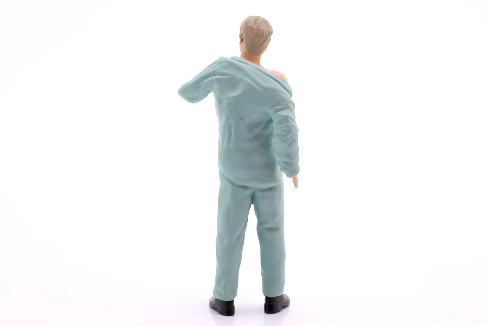Mechaniker mit blauem Overall zieht sich an - Figur 1:18 Figurenmanufaktur