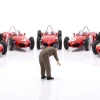 Mechaniker mit braunem Overall gebeugt - Figur 1:18 Figurenmanufaktur