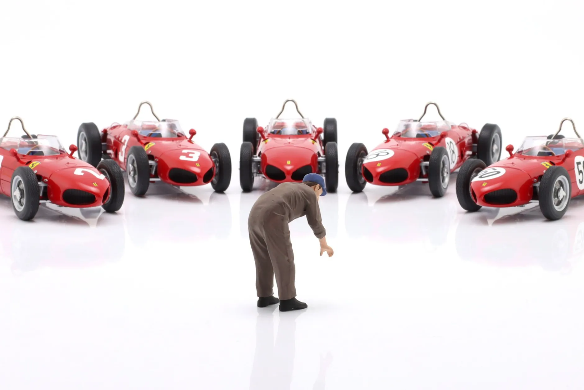 Mechaniker mit braunem Overall gebeugt - Figur 1:18 Figurenmanufaktur