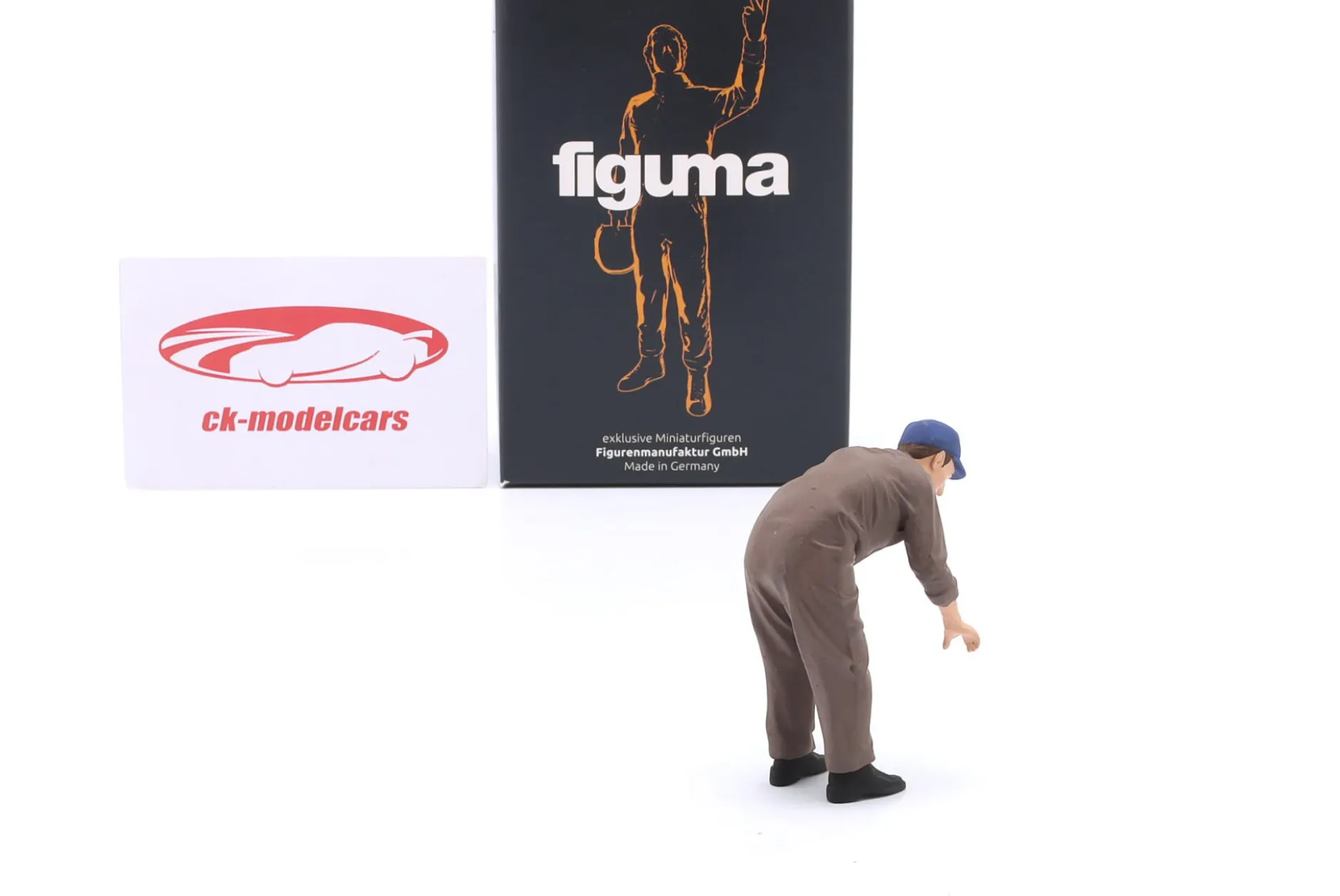 Mechaniker mit braunem Overall gebeugt - Figur 1:18 Figurenmanufaktur