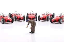 Mechaniker mit braunem Overall gebeugt - Figur 1:18 Figurenmanufaktur
