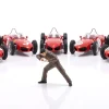 Mechaniker mit braunem Overall am Motor - Figur 1:18 Figurenmanufaktur