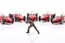 Mechaniker mit braunem Overall am Motor - Figur 1:18 Figurenmanufaktur