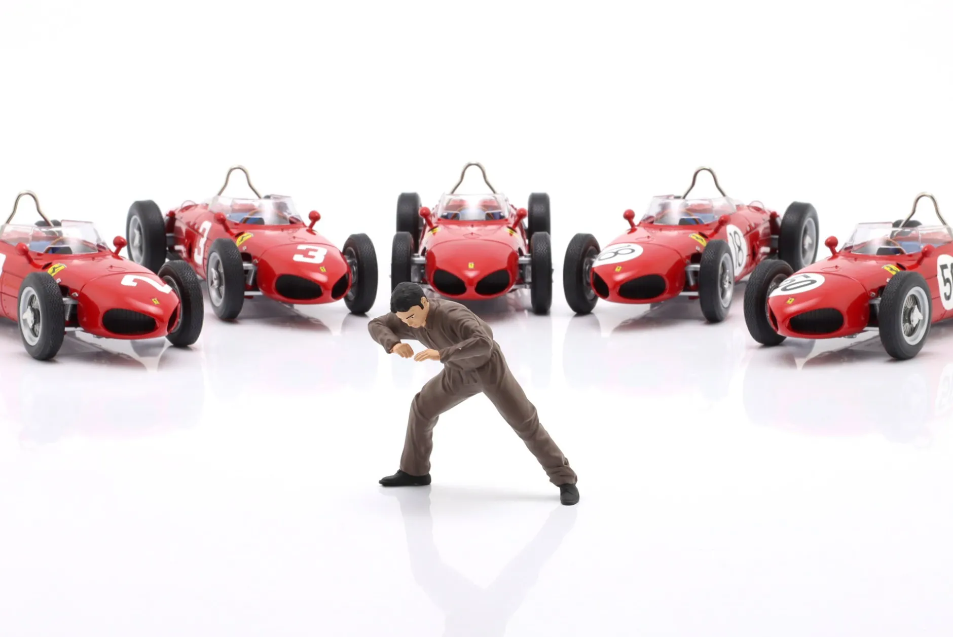Mechaniker mit braunem Overall am Motor - Figur 1:18 Figurenmanufaktur