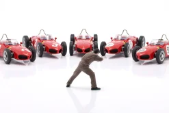 Mechaniker mit braunem Overall am Motor - Figur 1:18 Figurenmanufaktur