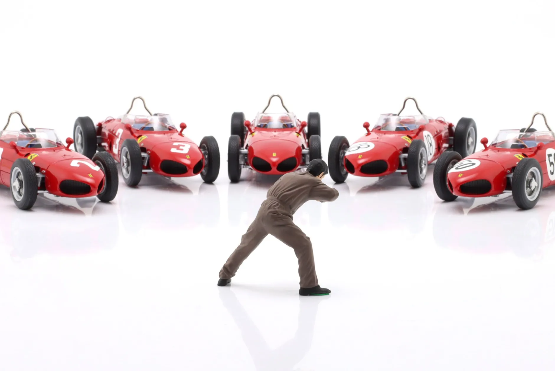 Mechaniker mit braunem Overall am Motor - Figur 1:18 Figurenmanufaktur